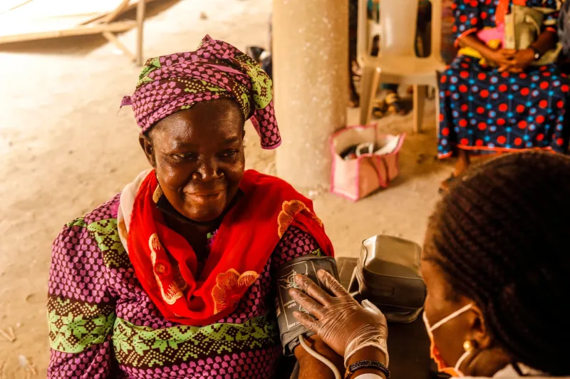 Cure senza segnale: le missioni africane reinventano la medicina nell'era della connettività assente