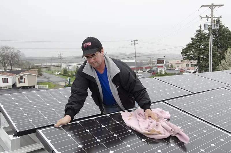 Luce nei villaggi: le missioni che combattono la povertà energetica con il sole